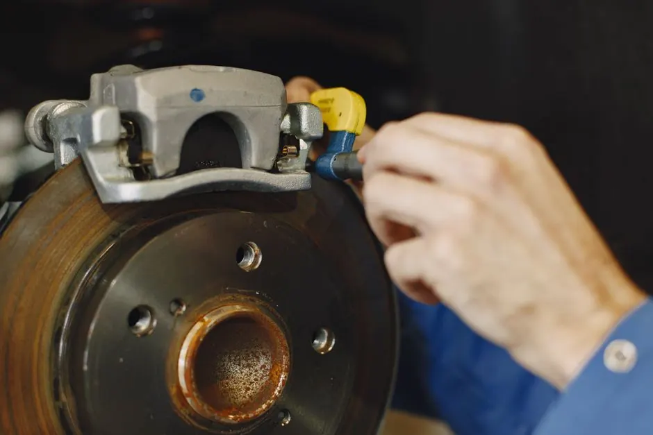 Contrôle d'un étrier et d'un disque de frein à l'atelier